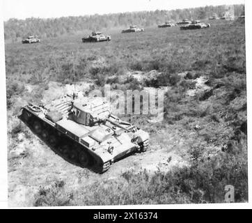 GLI ULTIMI CARRI ARMATI BRITANNICI IN AZIONE - alcuni dei carri armati avanzano su una brughiera durante l'esercitazione British Army Foto Stock