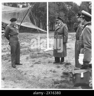 I TEDESCHI CHIEDONO CONDIZIONI DI PACE - Feldmaresciallo Sir Bernard Montgomery con i delegati tedeschi fuori dal suo quartier generale al 21 gruppo d'armate Montgomery, Bernard Law, Friedeburg, Hans-Georg von, Kinzel, Eberhard, Wagner, Gerhard, Freidel, Hans Jochen, British Army, 21st Army Group Foto Stock