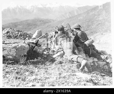 ITALIA: OTTAVO ESERCITO DI MONTAGNE E UOMINI - in cima alla montagna le truppe prendono posizione tra i mucchi di roccia. Sarebbe impossibile scavare trincee in questo terreno sassoso, e pietre sfuse risolvono i problemi del coprifuoco British Army Foto Stock