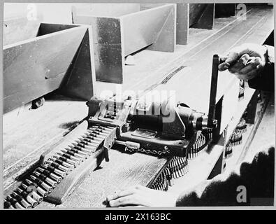 OTTIMO LAVORO DI BASE DELLA R.A.F. CHE MANTIENE I BOMBARDIERI 'HALIFAX' IN FUNZIONE : PER LA PRESENTAZIONE VEDI CH.6595. - Truing-up munizioni mitragliatrici con cintura Royal Air Force Foto Stock