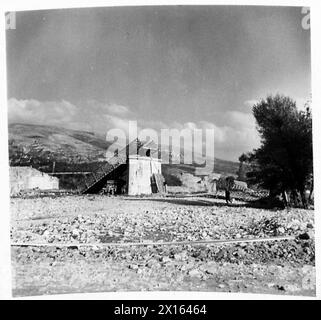 ITALIA: EDIFICIO DELL'OTTAVO ESERCITO FRONTBRIDGE - Vista generale della demolizione dopo che la mano destra era stata fatta saltare in aria l'esercito britannico Foto Stock