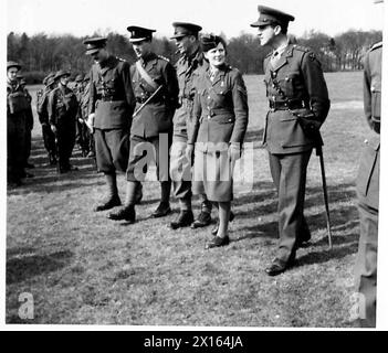 IL PRIMO MINISTRO PASSA Una GIORNATA CON L'ESERCITO - il caporale Mary Churchill, la figlia carina del primo Ministro ATS, non mancava di scorta, quando camminava in giro con suo padre l'esercito britannico Foto Stock