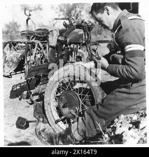 ITALIA: OTTAVO MESSAGGIO ARMYA PER IL GENERALE DI D.R.L.S. - senza perdita di tempo, il D.R. rimuove la ruota e ripara la foratura British Army Foto Stock