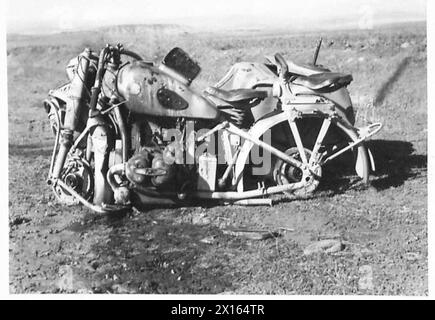 LA CAMPAGNA IN TUNISIA, NOVEMBRE 1942-MAGGIO 1943 - Una motocicletta tedesca con un sidecar distrutto da un'auto corazzata britannica sul campo in Tunisia, dicembre 1942 Esercito tedesco, Esercito britannico Foto Stock