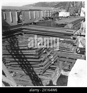 Le fotografie documentano le aree di costruzione con attrezzature sparse a causa di sequenze errate, evidenziando le sfide logistiche e la gestione delle attrezzature nelle operazioni dell'esercito britannico. Foto Stock