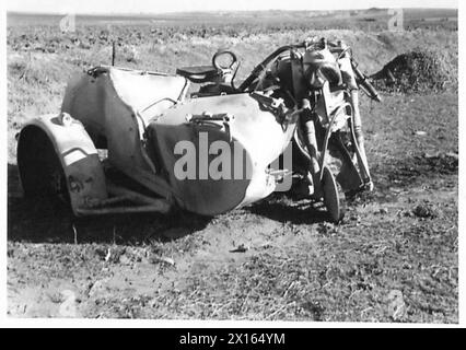 LA CAMPAGNA IN TUNISIA, NOVEMBRE 1942-MAGGIO 1943 - Una motocicletta tedesca con un sidecar distrutto da un'auto corazzata britannica sul campo in Tunisia, dicembre 1942 Esercito tedesco, Esercito britannico Foto Stock