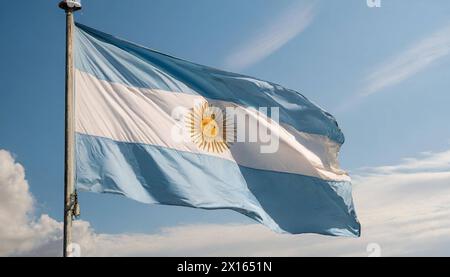 Die Fahne von Argentinien flattert im Wind, isoliert gegen blauer Himmel Foto Stock