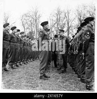 ISPEZIONE DELLE TRUPPE DI TERRANOVA DA PARTE DEL TENENTE GENERALE N.M. RITCHIE, CBE, DSO, MC. - Il tenente generale Ritchie accompagnato dal signor D.J. Davies, ispeziona le truppe del reggimento Terranova dell'esercito britannico Foto Stock