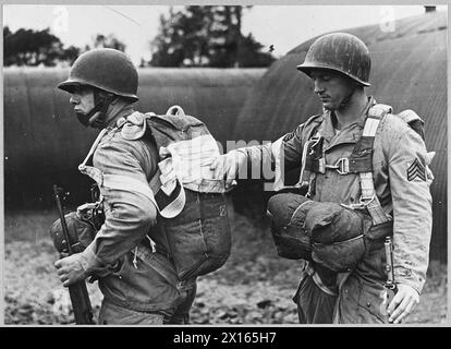 I PARACADUTISTI DELL'ESERCITO AMERICANO SI ALLENANO IN IRLANDA DEL NORD - 7506. (Foto rilasciata nel 1942) Un sergente che regola il pacchetto paracadute di uno dei paracadutisti della Royal Air Force Foto Stock