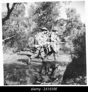 QUINTA ARMATA : ANZIO BRIDGEHEADBLOOD TRASFUSIONE IN R.A.P. - fanti del 1° miliardo. R.S.L.I. in movimento attraverso un ruscello, British Army Foto Stock