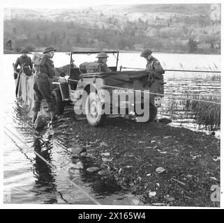 Un'UNITÀ DI AMBULANZA SUL CAMPO IN ADDESTRAMENTO ALLA BATTAGLIA - Una Jeep viene allontanata dalla barca improvvisata dopo aver attraversato il lago durante la dimostrazione dell'esercito britannico Foto Stock