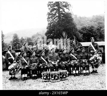 I SOLDATI DEL COMMANDO FRANCESE SI ALLENANO IN Un COMMANDO DEPOT - il Commando Depot Pipe Band British Army Foto Stock