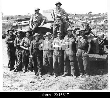 QUINTA ARMATA: TESTA DI PONTE ANZIO PRIMO CARRO ARMATO RADIOCOMANDATO CATTURATO DAGLI ALLEATI - la squadra di soccorso che ha recuperato il carro di notte, dal nostro campo minato in una Terra di nessuno. Da sinistra a destra (in piedi a terra): - CFN. E.E. Foote del 92 Magnolia Road, Southampton CFN. V.L. Peel of 120 Penrhyn Avenue, Walthamstow, E.17 L/Cpl. D. McEllis di 6 anni, Willow Grove, Prescot, Lancs CFN. E.H. Moore del 237 Willanhall Road, Wolverhampton. N. C. Ford of 20 Tyntesfield Road, Bedminster Down, Bristol, 3 Cpl. C.H. Bowers of 26 Devonshire Street, High Broughton, Salford, 7. Sergente J. Crain del 89 di Holywood Road, Foto Stock