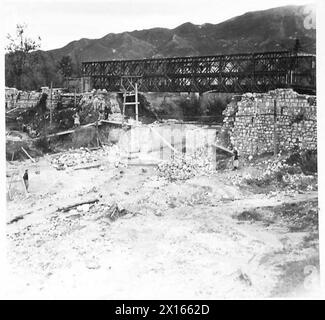 ITALIA : LE INONDAZIONI AUTUNNALI CAUSANO DANNI STRADALI - come sopra, vista da valle. L'acqua si accumulò e fluì sulla strada prima del lavaggio. 80 piedi D.D.Bailey eretto il 6 ottobre 1944 British Army Foto Stock