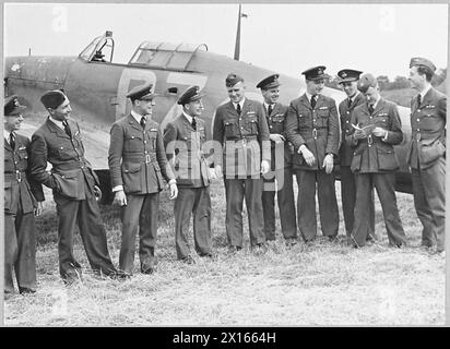 BATTAGLIA DELLA GRAN BRETAGNA 1940 - Capitano del gruppo Victor Beamish, Comandante della stazione a North Weald (centro, in cappellino foraggio), con il leader dello Squadrone Edward 'Teddy' Donaldson, CO del No. 151 Squadron (quarto da sinistra), e altri piloti uragani del No. 151 Squadron di fronte a un uragano, luglio 1940 Foto Stock