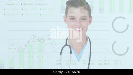 Immagine di trading board e grafici su medico donna caucasico che esamina radiografia in ospedale Foto Stock