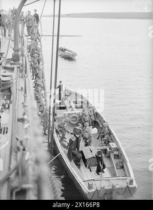 CON I ROYAL MARINES A TERRA E A GALLA. 1940, A BORDO DELLA HMS RODNEY E A TERRA. I VARI COMPITI SVOLTI DAI ROYAL MARINES. - I Marines con un gruppo di marinai lasciano la nave in una barca per fare un atterraggio di pratica e dare anche ai marinai una pratica. Ai marinai viene insegnato a cooperare con i marines a terra Foto Stock