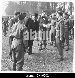 ISPEZIONE DELLE TRUPPE DI TERRANOVA DA PARTE DEL TENENTE GENERALE N.M. RITCHIE, CBE, DSO, MC. - Il signor Davies sta parlando con gli ufficiali della sezione durante la presentazione della shamrock British Army Foto Stock