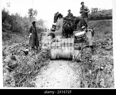 ITALIA: OTTAVO ESERCITO FRONTAZIONE PIONIERI del BASUTO - Uno Sherman impantanato in attesa di una strada da costruire. Da sinistra a destra:- Sgt. R.C. Bryant di Ealing London TPR. A.E. Bendall of 39a Leckhampton Road, Cheltenham Cpl. S. England of 117 Castleton Road, Great Barr, Birmingham British Army Foto Stock