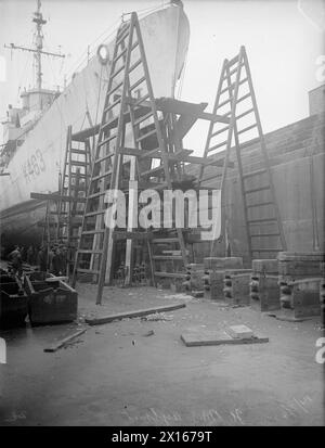 HMS AYLMER IN RIPARAZIONE A LIVERPOOL. DAL 6 FEBBRAIO AL 5 APRILE 1945, MOLO CLARENCE GRAVING, LIVERPOOL. LE RIPARAZIONI IN CORSO SULLO STELO E SULLE PARATIE DELLA FREGATA AMERICANA HMS AYLMER, CAPITANI DI CLASSE, DOPO CHE LEI, CON ALTRE NAVI DEL 4° GRUPPO DI SCORTA, SPERONARONO E AFFONDARONO UN U-BOOT NEL GENNAIO 1945. - 14 febbraio, riparazione all'interno dello stelo della nave Foto Stock