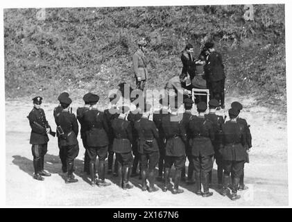 MORTE DI TRADITORE PER ex-CAPO FASCISTA DELLA POLIZIA - il sacerdote amministra l'ultimo Sacramento, mentre Caruso è legato a una sedia con le spalle al plotone di fucilazione dell'esercito britannico Foto Stock