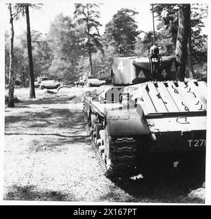 GLI ULTIMI CARRI ARMATI BRITANNICI IN AZIONE - alcuni dei carri armati passano attraverso un bosco durante l'esercitazione British Army Foto Stock