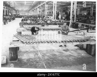 ATTREZZATURE AMERICANE IN AFFITTO - canne da 37 mm nei capannoni di assemblaggio, British Army Foto Stock