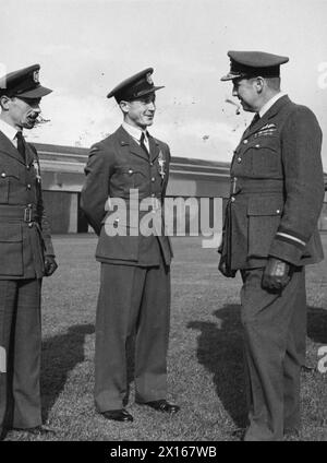 Il maresciallo dell'aria William Sholto Douglas parlò con l'ufficiale pilota Michał Maciejowski e con il tenente di volo Stanisław Brzeski del No. 317 Polish Fighter Squadron dopo che furono presentati con Distinguished Flying Crosses il 14 ottobre 1942. Foto Stock