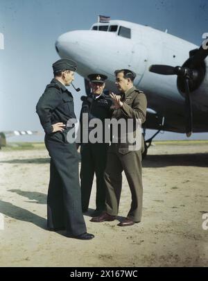 ROYAL AIR FORCE CHIEFS IN AIRFIELD CONFERENCE IN FRANCIA, 31 LUGLIO 1944 - il vice comandante supremo alleato, Air Chief Marshal Sir Arthur Tedder (a sinistra) in piedi accanto ai suoi aerei Dakota in Francia discutendo le ultime tattiche congiunte di Air Force e Army con due comandanti del 2nd Tactical Air Force Group, Air Vice Marshal L o Brown (centro) e Air Vice Marshal H Broadhurst (destra) Tedder, Arthur William, Broadhurst, Harry, Royal Air Force Foto Stock