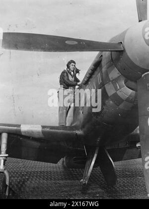 Il maggiore Charles 'Chuck' Yeager del 357th Fighter Group posa con il suo P-51 Mustang 'Glamorous Glenn II' a Raydon, in Gran Bretagna, durante la seconda guerra mondiale il 17 ottobre 1944. Foto Stock