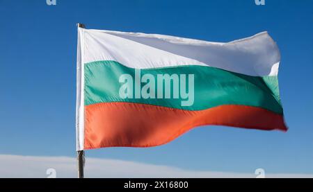 Die Fahne von Bulgarien flattert im Wind, isoliert gegen blauer Himmel Foto Stock