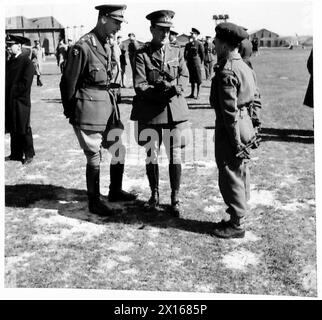 IL PRIMO MINISTRO E GENERALE MARSHALL VISITA TRUPPE - TENENTE GENERALE. Loyd e il generale Bernard Paget parlano con un ufficiale delle truppe aviotrasportate dell'esercito britannico Foto Stock