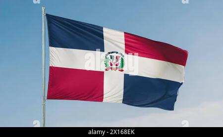 Die Fahne von Dominikanische Republik flattert im Wind, isoliert gegen blauer Himmel Foto Stock
