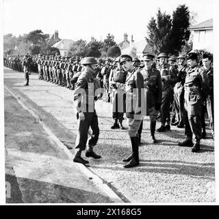 TRASFERIMENTO DI FANTERIA AL ROYAL ARMORED CORPS - Una seconda ispezione da parte del comandante del corpo dell'ultima parata cerimoniale della seconda unità come Battaglione di fanteria British Army Foto Stock