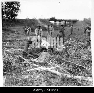 ITALIA: OTTAVO ESERCITO FRONTAZIONE PIONIERI del BASUTO - che posa alberelli su mattoni per realizzare un fondo stradale per i carri armati dell'esercito britannico Foto Stock