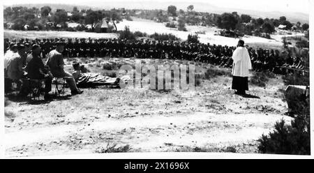 VENERDÌ SANTO, SERVIZIO DIVINO PRESSO IL 18° GRUPPO D'ARMATE E ALLA PRESENZA DEL GENERALE ALEXANDER, VICE COMANDANTE IN CAPO DELLE FORZE NORDAFRICANE - scena durante il servizio all'aria aperta, tra gli uomini che hanno partecipato c'erano malati in barella, due di loro possono essere visti a sinistra della foto British Army Foto Stock