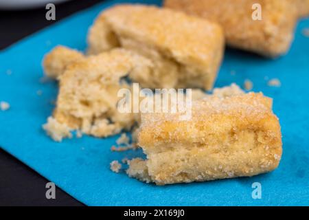 biscotti fatti in casa al formaggio con zucchero per il tè, biscotti quadrati con zucchero per bere il tè Foto Stock