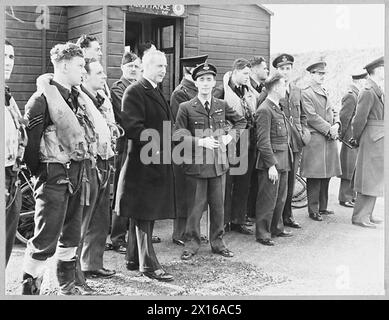 Sir John Colville, Governatore designato di Bombay, visita il Bombay Squadron del RAF Fighter Command nel 1943, osservando il leader dello Squadron D.E. Kingaby e i membri dello Squadron durante un flypast. Foto Stock