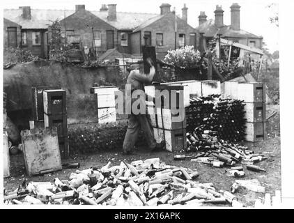 SALVAGESOUTH EASTERN COMMAND SALVAGE DEPOT - bottiglie recuperate, British Army Foto Stock