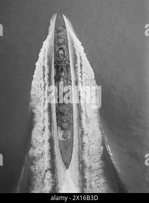 La HMS Argonaut è fotografata a vapore ad alta velocità il 1° agosto 1942, mostrando l'incrociatore in movimento operativo. Foto Stock