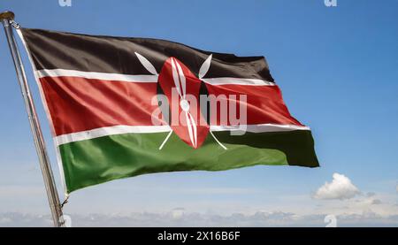 Die Fahne von Kenia flattert im Wind, isoliert gegen blauer Himmel Foto Stock