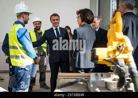 Parigi, Francia. 15 aprile 2024. @ Pool/ Gabrielle CEZARD/Maxppp, Francia, parigi, 2024/04/15 il Presidente della Repubblica francese, Emmanuel Macron, ha visitato il cantiere del Grand Palais accompagnato dal Ministro della Cultura, Rachida dati, per celebrare i 100 giorni che mancano prima dei Giochi Olimpici e Paralimpici. Alcune discipline, come la scherma, si terranno all'interno. Parigi, 15/04/2024. *** Didascalia locale *** credito: MAXPPP/Alamy Live News Foto Stock