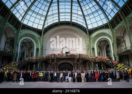 Parigi, Francia. 15 aprile 2024. @ Pool/ Gabrielle CEZARD/Maxppp, Francia, parigi, 2024/04/15 il Presidente della Repubblica francese, Emmanuel Macron, ha visitato il cantiere del Grand Palais accompagnato dal Ministro della Cultura, Rachida dati, per celebrare i 100 giorni che mancano prima dei Giochi Olimpici e Paralimpici. Alcune discipline, come la scherma, si terranno all'interno. Parigi, 15/04/2024. *** Didascalia locale *** credito: MAXPPP/Alamy Live News Foto Stock