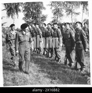 Il feldmaresciallo Montgomery ispeziona una Guardia d'Onore e decora i membri della 15th (Scottish) Division presso il quartier generale di divisione, British Army, 21st Army Group. Foto Stock