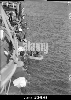 Il personale tedesco, tra cui un ufficiale del Transport Corps, un soldato di fanteria e un cannone antiaereo della Luftwaffe, fu salvato da un gommone dalla Royal Navy dopo la cattura in mare vicino al Nord Africa. Erano stati avvistati da forze navali leggere che pattugliavano da Malta nel stretto siciliano al largo di Tunisi. Foto Stock