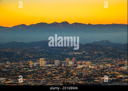 Tramonto sul centro di Glendale e sulle montagne di San Gabriel in California Foto Stock