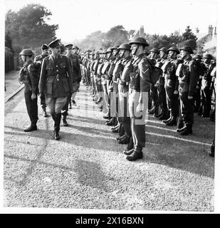 TRASFERIMENTO DI FANTERIA AL ROYAL ARMORED CORPS - Una seconda ispezione da parte del comandante del corpo dell'ultima parata cerimoniale della seconda unità come Battaglione di fanteria British Army Foto Stock