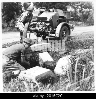 I corsari W. Blagborough e D. Walsh della testa di ponte Anzio della 5th Army britannica gestiscono tubi e pompe per rimorchio per aspirare acqua da un torrente. Foto Stock