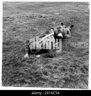 Un'UNITÀ DI AMBULANZA SUL CAMPO IN ADDESTRAMENTO ALLA BATTAGLIA - vari metodi impiegati per portare vittime British Army Foto Stock