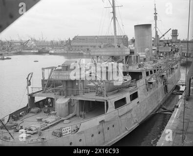 HMS INVICTA E HMS DUKE OF WELLINGTON. 22 LUGLIO 1942. - Vista dal lato di poppa a dritta della HMS INVICTA Foto Stock